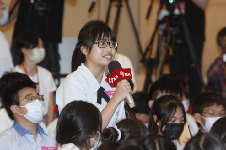 來自新竹曙光女中的林同學，向總統提出網路霸凌問題，盼大眾正視網路倫理的重要性。