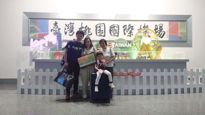 交通部觀光局24日於桃園國際機場迎接來自香港的第200萬幸運旅客陳小姐。(圖：中央社)