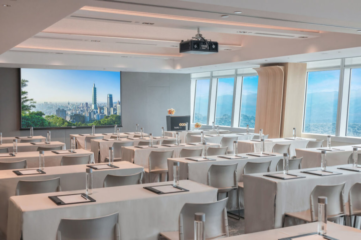台北101「SPACE 88」多功能租賃空間正式落成，結合高空景觀，並串聯台北101垂直資源的客製化服務與高空餐廳外燴，搶攻疫後「會議旅遊」商機。（台北101提供）