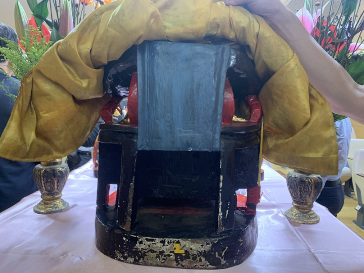 新北市金包里慈護宮每年都會從金山步行恭送二媽返回野柳媽祖洞，總幹事諶茂蒼說，有尊較小的媽祖神像被放到重塑的大型媽祖神像肚內封存，因此，成為罕見的「媽中有媽」神尊。