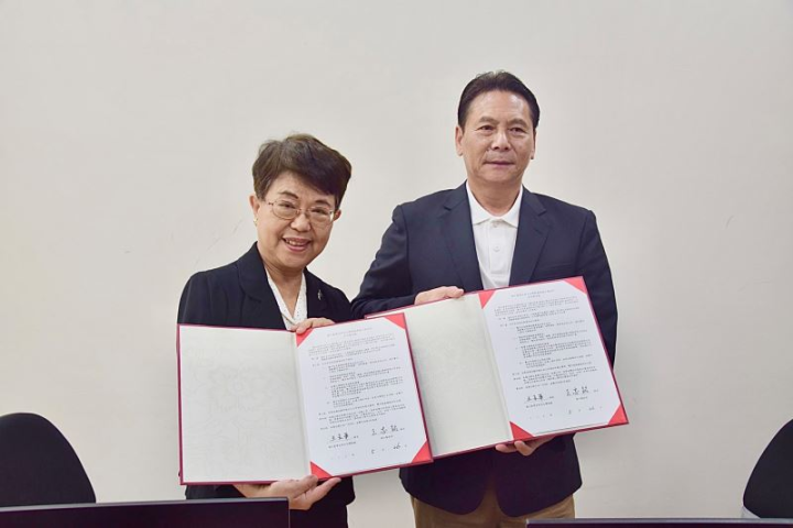 史前館長王長華（左）、連江縣長王忠銘（右）共同簽署合作備忘錄