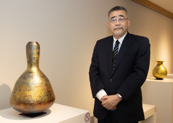 陶藝家西鄉隆文訪台開展  再度感受台灣熱情 日本陶藝家西鄉隆文（圖）13日在台發表演說，並另 外接受中央社專訪表示，2019年他曾在宜蘭舉辦展 覽，紀念祖父、宜蘭首任廳長西鄉菊次郎，而近期個 展原定2020年舉行，但受疫情影響延後至今，「很久 沒來台灣，現在又感受到台灣的熱情。」