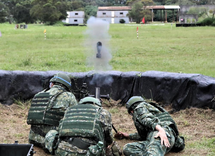 陸軍步兵206旅日前實施迫擊砲訓練彈射擊。（青年日報記者劉佩倩攝）