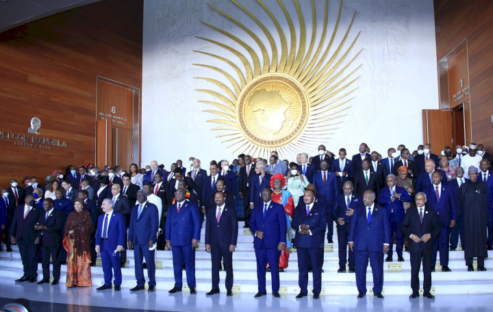 非洲聯盟(African Union)領袖25日警告，非洲一定不能成為全球強權的「地緣政治戰場」。圖為第35屆非洲聯盟峰會後領袖們合影。 (Anadolu Agency/AFP)