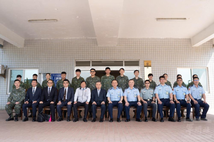 李理事長前往空軍所屬部隊敬軍慰問。（軍聞社記者林庭暉攝）