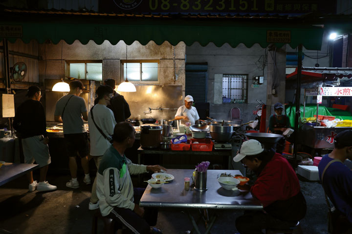 清晨五點的屏東東港碼頭，民眾在小吃攤享用家常菜，開啟一天的活力。