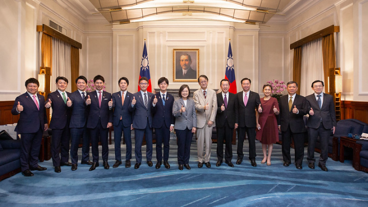President Tsai takes a group photo with a delegation led by Director Suzuki.