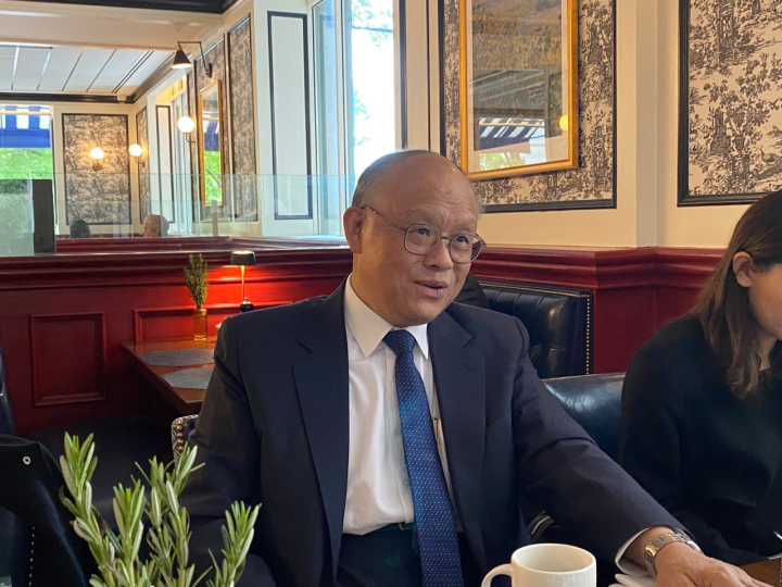 行政院政務委員鄧振中接受「美聯社」（The Associated Press）專訪