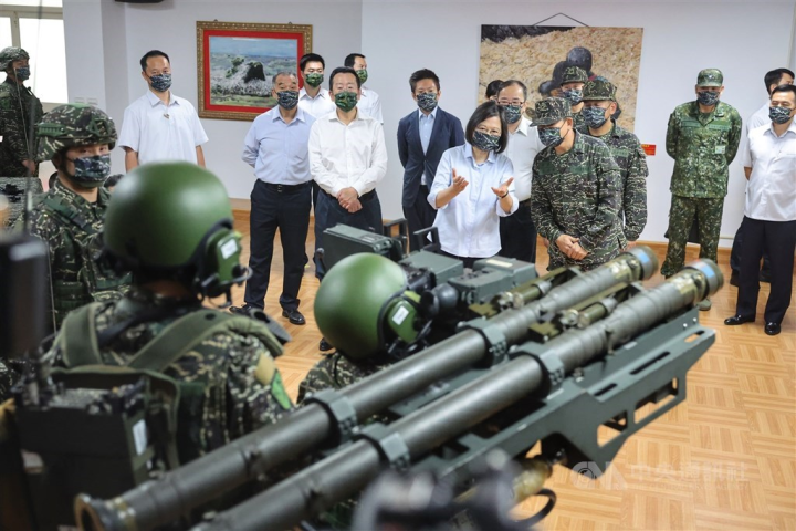 President Tsai Ing-wen (center) speaks with a military officer during a display of stinger missile launcher in June 2022. CNA  photo