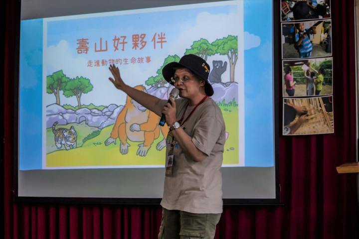 壽山動物園「行動動物園」近日前進原鄉，說故事媽媽、園區志工「舒桑姑姑」到高雄市茂林國小分享繪本故事。（高雄市觀光局提供）
