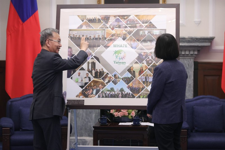 薛部長以照片集錦向總統說明「世衛行動團」此行於日內瓦的各項活動亮點
