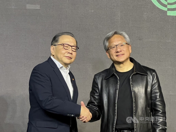 MediaTek CEO Rick Tsai (蔡力行,Left) with Nvidia founder and CEO Jensen Huang (黃仁勳,Right) 