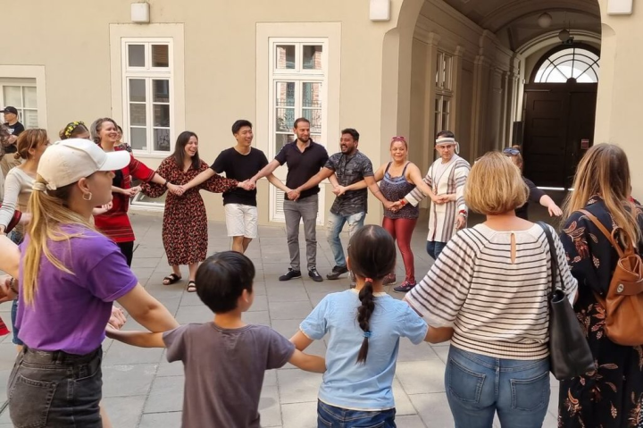 匈牙利台灣華語文學習中心學生28日在期末成果驗收和文化體驗活動表演台灣原住民舞蹈。（匈牙利台灣華語文學習中心提供）