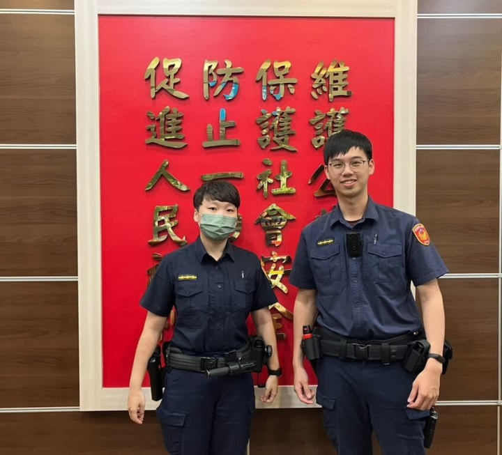 懷孕35週的40歲紀姓孕婦11日駕車返家途中突然肚痛難忍，緊急到台北市萬華警分局西門町派出所求救，員警陳韋慈（左）、黃詠翔（右）立即上前關懷，並幫忙停車和叫救護車協助送醫，所幸為假性宮縮，紀女事後也拍影片致謝。（台北市萬華警分局提供