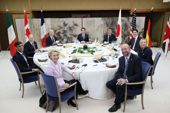 G7領袖峰會首日19日針對全球經濟、烏克蘭局勢進行討論。傍晚前往世界遺產嚴島神社的宮島。晚上在宮島的一家日式傳統旅館共進晚餐，也討論核武裁軍的議題。（日本政府提供）