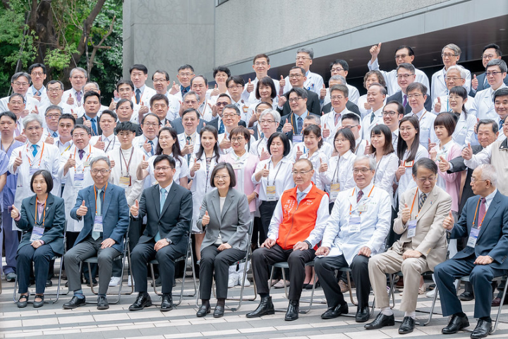 總統和與會人員合影