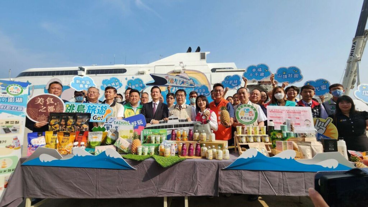 麗娜輪「台南－澎湖」航線3日復航，台南農特產品一併上架，台南市長黃偉哲（前右7）也在開航前贈送鳳梨盒及鹽水帥哥番茄乾給旅客品嚐。（台南市政府提供）