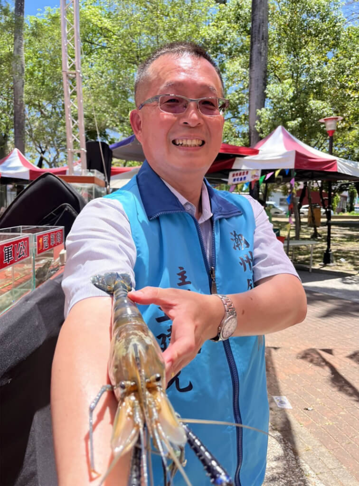 2023第5屆賽神蝦活動6日在屏東潮州登場，今年度公蝦組冠軍大小宛如成年人手臂，且重達356公克，打破連續2年的紀錄，成為今年唯一破紀錄的泰國蝦選手。（潮州鎮公所提供）