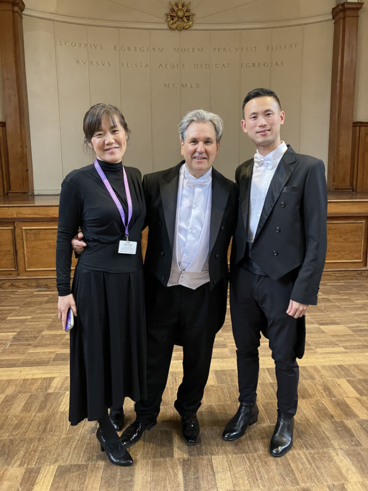 指揮大師安東尼奧帕帕諾爵士（Sir Antonio Pappano，中）曾於2018年領軍義大利聖西西里亞管弦樂團訪台演出，這次擔任英王加冕典禮中的指揮與台灣小提琴家侯亨翰（右）、韓裔首席單簧管演奏家金泫錫（Hyon Suk Kim）（左）合作。（侯亨翰提供）