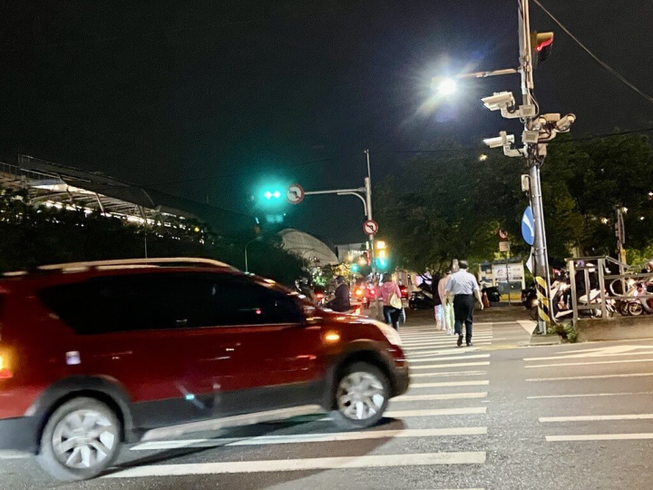 台中市交通局試辦感應式照明，今年將分階段於重要交通節點、學校、醫院及行人穿越量大的20多處路口評估擴大設置，為行人點亮一盞燈，保障交通安全。（台中市政府提供）