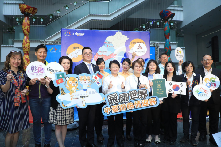台中市政府8日舉辦台灣虎航新航線拓點記者會，市長盧秀燕（前左5）與台灣虎航董事長陳漢銘（前左4）宣布，將開通台中到澳門、韓國釜山、越南峴港、韓國濟州及日本名古屋航線，盼藉由航線帶動中台灣經濟。（台中市政府提供）
