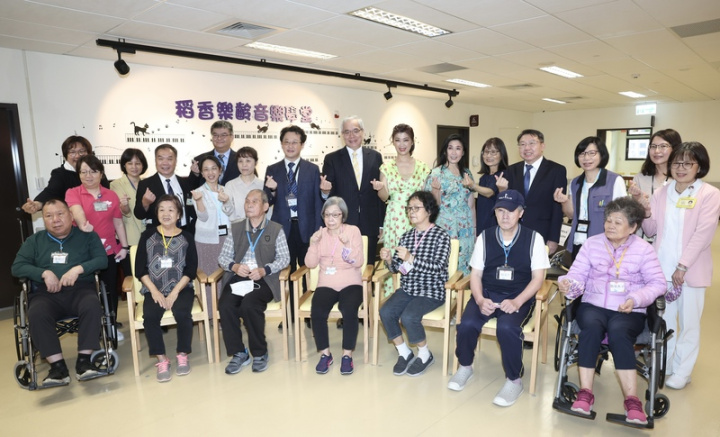 由台北政府衛生局委託台北榮總經營管理的稻香日照中心，特別開設「稻香樂齡音樂學堂」，24日上午舉行開幕式，期盼透過音樂讓長者進行復健與學習，延緩失智、失能，改善生活品質。