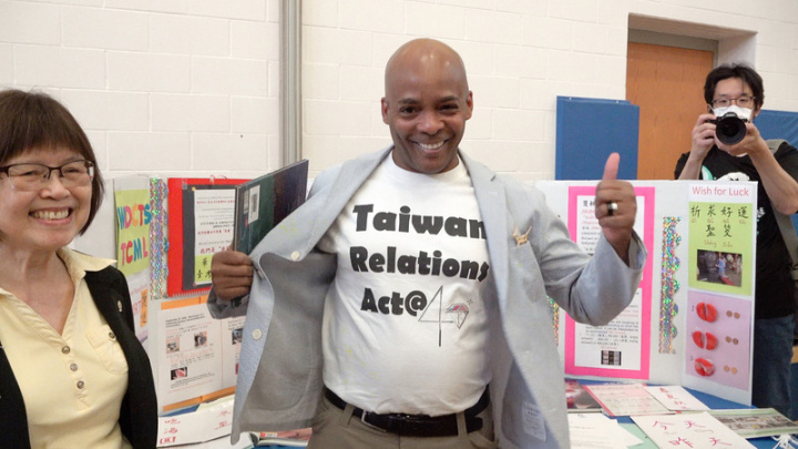 非裔美籍的利柯（中）中文名叫「熊大東」，曾先後擔任5位美國國會議員幕僚，也是華府台灣學校的學生。