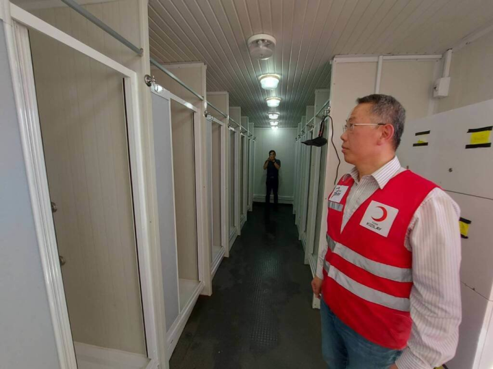 台灣駐土耳其代表處與當地非政府組織紅新月會合作，將台灣人民所捐贈的部分善款，用來供應土耳其地震災民每日熱食與日常食物箱，並在帳篷營區設置行動淋浴間及行動洗衣坊。圖為駐土耳其代表黃志揚（右）巡視行動淋浴間內部的狀況。（駐土耳其代表處提供）