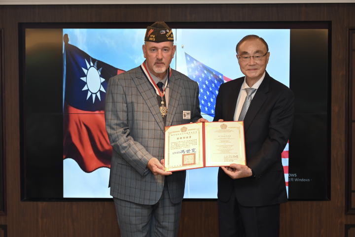 Minister Feng(righ) presented the Medal of Honor and certificate to Commander-in-Chief Borland(left)
