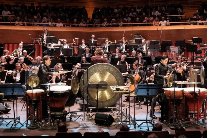 由雙胞胎打擊樂家簡任廷、簡任佑組成的雙子二重奏（Twincussion）與丹麥國家交響樂團首度合作，首演台灣作曲家吳俐瑩的「火焰」打擊樂雙協奏曲。（雙子二重奏提供）