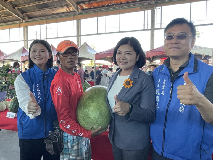 雲林縣二崙鄉公所6日舉行西瓜產業文化節，並安排評鑑活動，備受矚目的雲林西瓜王由果農廖金昌奪得，西瓜重達43台斤，雲林縣長張麗善（右2）親自向廖金昌兒子廖營餘（左2）道賀。