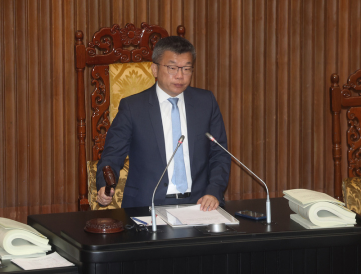 立法院會23日三讀修正通過律師法部分條文，增訂公職律師制度，規定專任於政府機關構或公立學校以律師名義辦理法律事務者，為公職律師。圖為立法院副院長蔡其昌敲槌通過。