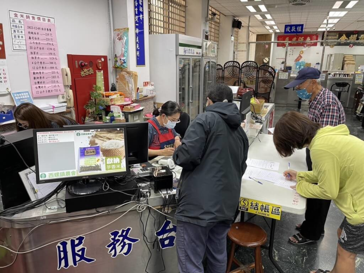 雲林縣西螺鎮農會每年端午節推出「黃金米粽」，由於豬肉、粽葉等原物料漲價，今年售價從27元調漲到35元，9日上午開放預購，短短90分鐘就突破8萬顆。 （西螺鎮農會提供）