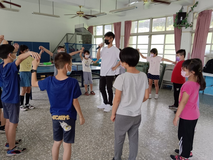 甜甜兒童劇團於臺南市後港國小進行情緒閱讀繪本課程，學生踴躍舉手發表