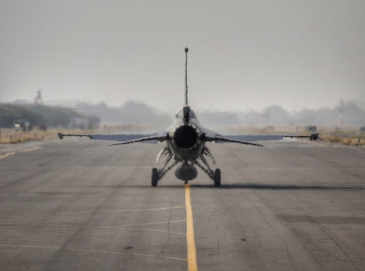 圖為嘉義水上機場跑道上的空軍F-16V戰機。