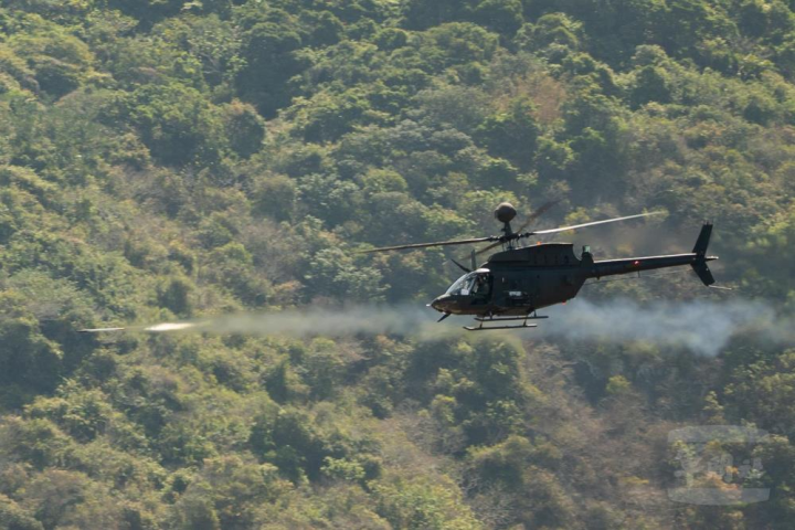 OH-58D戰搜直升機發射2.75吋海神火箭。