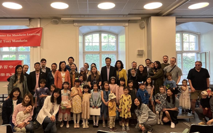 駐瑞典代表處大使谷瑞生夫婦與華語文學習中心師生合影
