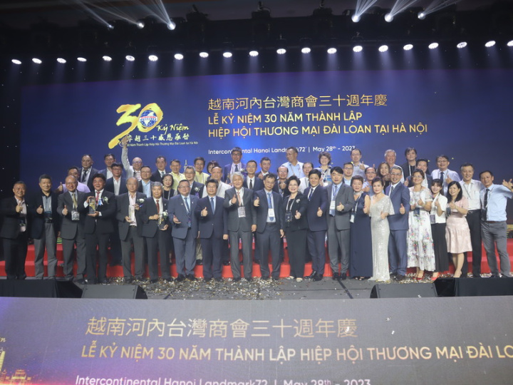 越南河內台灣商會28日晚間慶祝成立30週年，海內外賓客共計400多人同歡，部分賓客在會後合影。