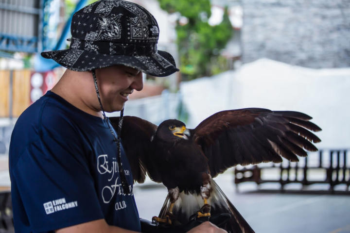 壽山動物園「行動動物園」近日前進原鄉，首次以實體猛禽宣導保育觀念。圖為行動動物園至高雄市多納國小宣導情形。（高雄市觀光局提供）