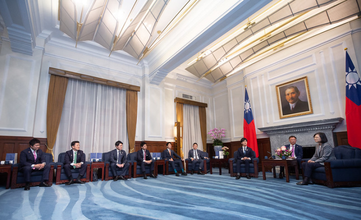 President Tsai exchanges views with Director Suzuki.