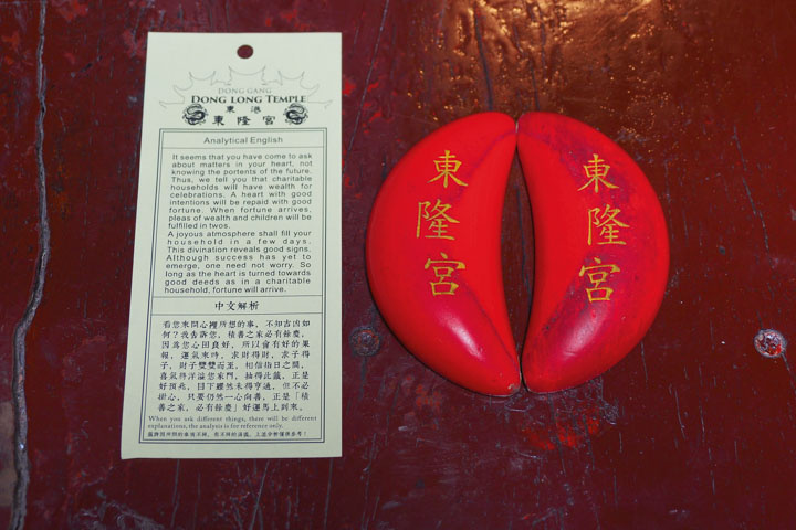 台灣部分廟宇設有英語籤詩，為外國朋友指點迷津。