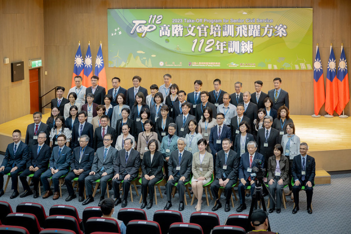 總統和與會人員合影