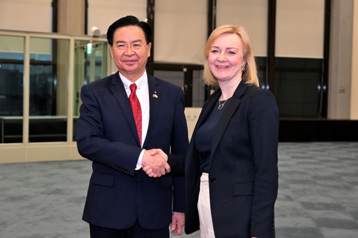英國前首相特拉斯（右）於16日至20日訪問台灣，她所搭乘的中華航空公司CI82班機在16日晚間抵達桃園國際機場，外交部長吳釗燮（左）親自前往國賓門接機。