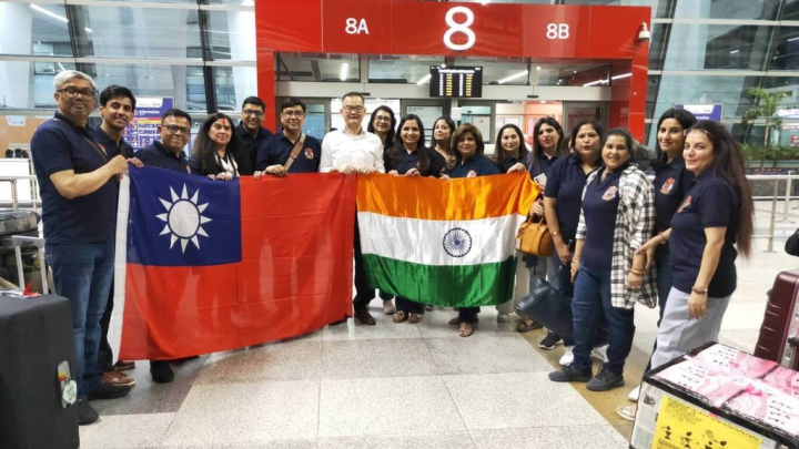 來自印度首都德里的20名中、小學校長以及7名隨行人員，20日凌晨從德里國際機場出發，展開6天的訪台行程，駐印度代表處教育組長陳立穎（中，白衣）前往送機。（駐印度代表處教育組提供）