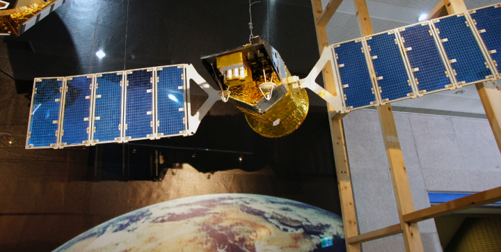台灣第一枚衛星「福爾摩沙衛星一號」已於上周5月22日重返地球，並於大氣層燃燒殆盡。圖為福爾摩沙衛星一號模型。(維基百科/CC BY-SA 3.0)