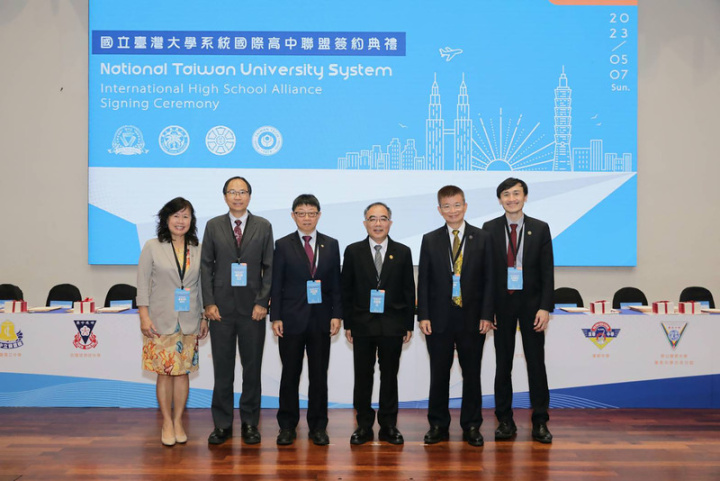 台大系統國際高中聯盟簽約大合影 國立台灣大學系統國際高中聯盟7日在馬來西亞舉行 簽約典禮，圖為簽約儀式合影。