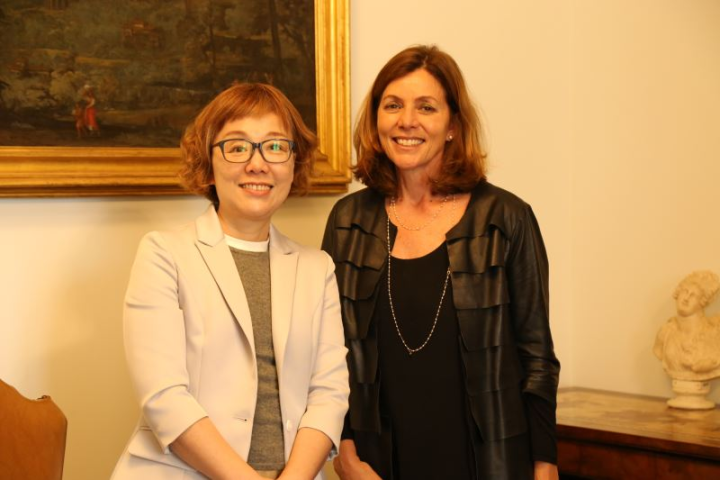 文化部次長王時思（左）拜會梵蒂岡博物館長賈塔（Barbara Jatta），期盼在選送臺灣修復人才赴館研習的合作基礎下，開拓更多文化交流的機會