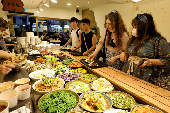 清粥小菜餐廳是許多國際旅客來台必訪，能一次品嚐多樣化的台灣味。