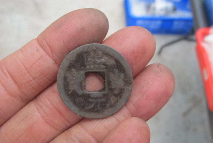 花蓮崇德地區一處私有地發現文化層豐富，出土文物中有玻璃環殘件、瑪瑙珠等珍貴稀少飾品，還有首次出土的宋朝銅錢「熙寧元寶」。（花蓮縣文化局提供）