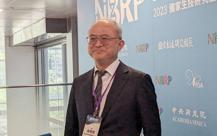 針對再生醫療法草案，台大醫院院長吳明賢4日出席國家生技研究園區「招商暨人才與技術媒合會」，會前接受媒體聯訪時表示，支持、反對兩方都有道理，但任何的醫療都要回到起點，以病人為中心。